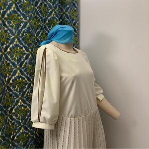 Vintage | Classic and fitted off white and brown pleated dress | 3/4 sleeve